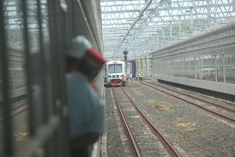 Kereta Bandara saat melakukan uji coba di Stasiun Bandara Soekarno-Hatta akan menuju stasiun Sudirman, Selasa (28/11/2017). Kereta Bandara diperkirankan akan resmi beroperasi pada awal bulan Desember 2017 mendatang