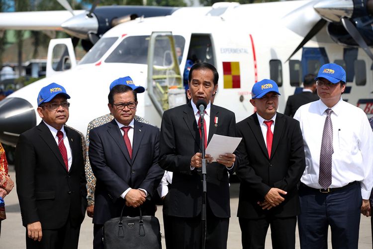 Presiden Joko Widodo memberikan keterangan pers saat uji terbang dan pemberian nama pesawat N219 di Lanud Halim Perdanakusuma, Jakarta, Jumat (10/11/2017). Pesawat N219 yang diberi nama Nurtanio oleh Jokowi, adalah pesawat buatan lokal, kolaborasi antara PT Dirgantara Indonesia (DI) bekerja sama dengan Lembaga Antariksa dan Penerbangan Nasional (Lapan).