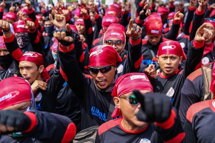 Massa dari berbagai organisasi buruh melakukan aksi unjuk rasa di depan Balai Kota DKI Jakarta, Jalan Medan Merdeka Selatan, Sabtu (10/11/2017). Buruh menolak upah minimum provinsi DKI Jakarta 2018 yang telah ditetapkan Gubernur DKI Jakarta Anies Baswedan.