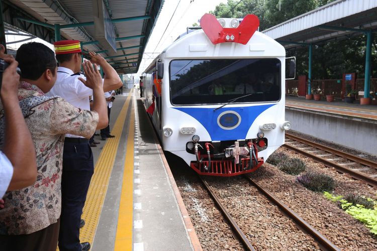 Suasana di Stasiun Batu Ceper, Tangerang, Kamis (23/11/2017). Menteri Perhubungan (Menhub) Budi Karya Sumadi meninjau pengoperasian kereta api (KA) Bandara Soekarno Hatta sebelum beroperasi pada awal bulan Desember 2017 mendatang. 