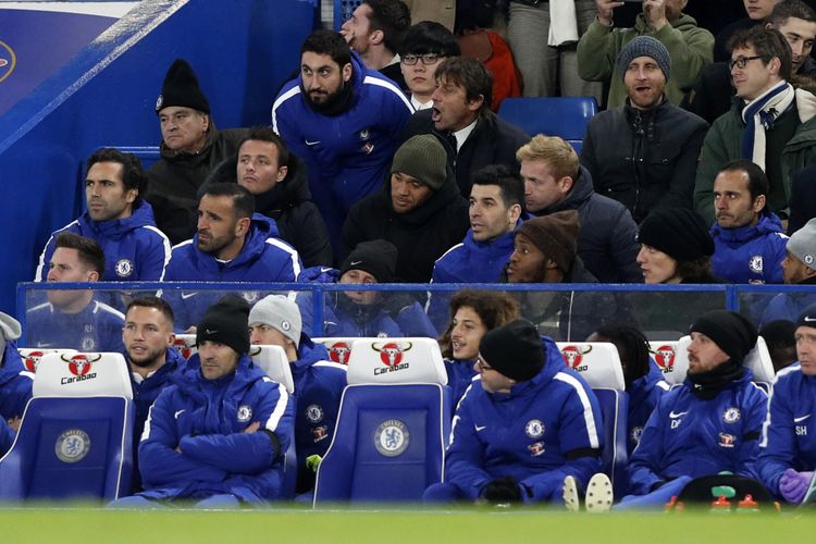 Manajer Chelsea, Antonio Conte (tengah), berteriak dari kursinya setelah diusir dari lapangan pertandingan oleh wasit Neil Swarbrick dalam pertandingan Premier League melawan Swansea City di Stamford Bridge, London, Rabu (29/11/2017).