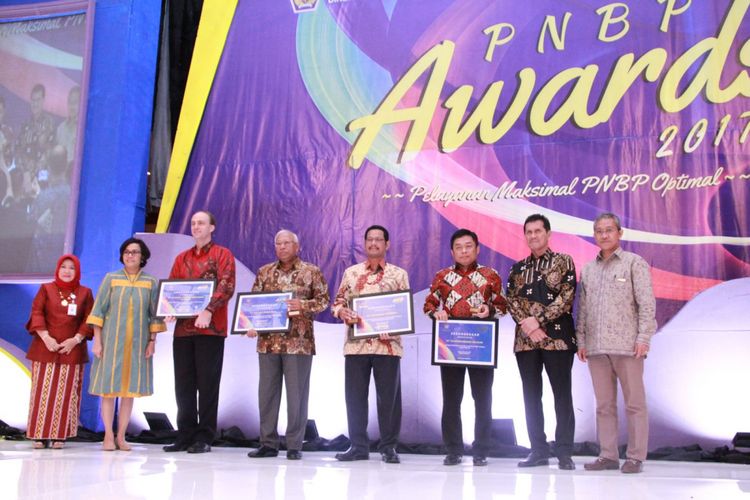 Menteri Keuangan Sri Mulyani dan para penerima PNBP Award 2017, Kamis (30/11/2017). 