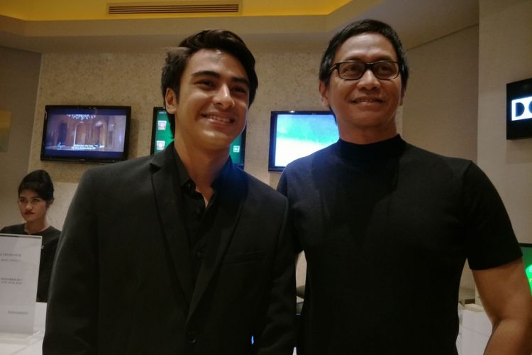 Addie MS (kanan) dan Irsyadillah (kiri) di sela gala premiere film Chrisye di XXI Epicentrum, Kuningan, Jakarta Selatan, Jumat (1/12/2017).