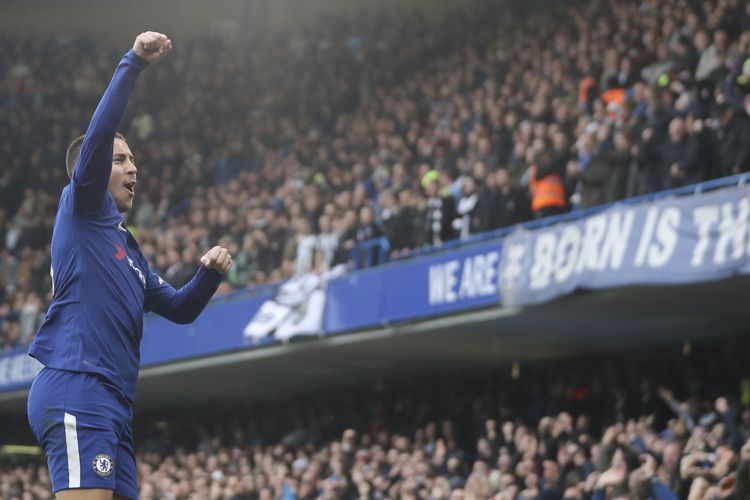Gelandang Chelsea asal Belgia, Eden Hazard, melakukan selebrasi setelah mencetak gol pertama timnya ke gawang Newcastle United dalam pertandingan Liga Inggris di Stamford Bridge, London, Sabtu (2/12/2017).