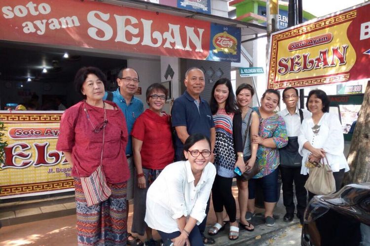 Bondan Winarno bersama peserta wisata kuliner di depan Soto Selan, Semarang.