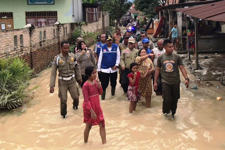 Gubernur Sumatera Utara Erry Nuradi meninjau lokasi banjir yang melanda Kota Tebingtinggi, Minggu (3/12/2017)
