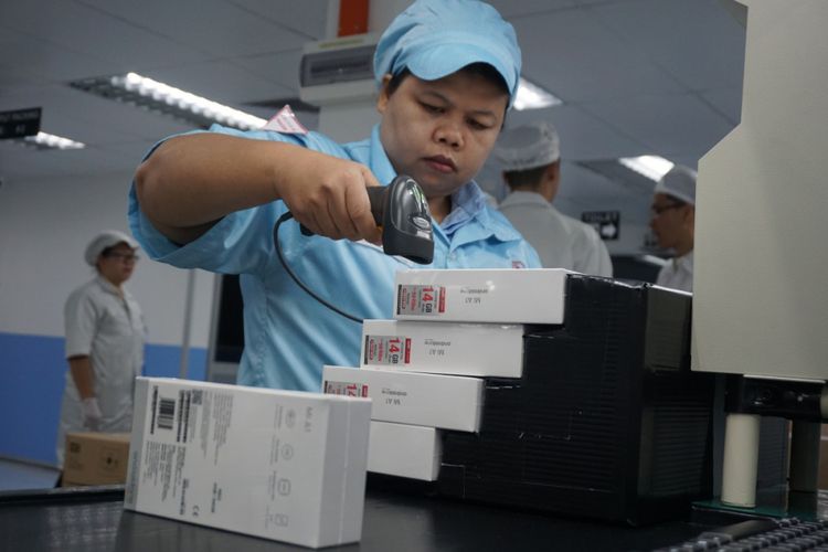 Karyawan mengecek boks Xiaomi Mi A1 di pabrik perakitan PT Sat Nusapersada di Batam.