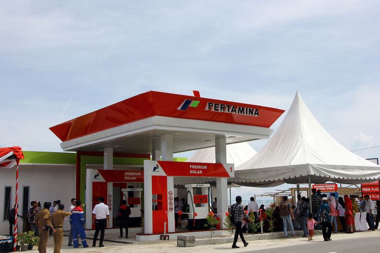 Suasana SPBU Satu Harga usai diresmikan Pertmina Didesa Sepempang Kecamatan Bunguran Timur Kabupaten Natuna Pulau Terluar. Tidak saja BBM satu harga yang diberikan pertamina, dalam waktu dekat tabung gas LPG 3 KG juga akan disalurkan di pulau terluar ini.
