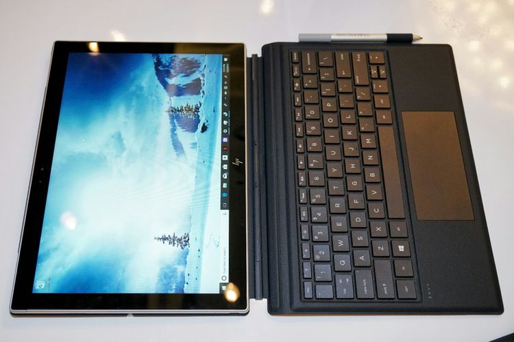 HP Envy X2 dalam keadaan ?terlentang?, memperlihatkan perbedaan bagian tablet (layar) dan keyboard.
