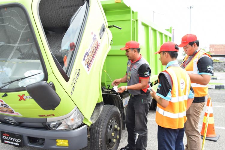 Peserta sedang menjalani inspection tes Hino New Dutro.