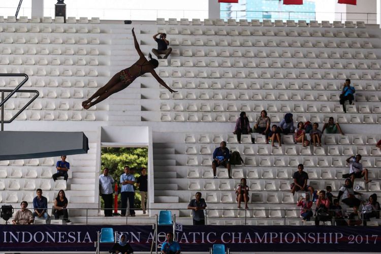 Atlet loncat indah beraksi saat test event CIMB Niaga Indonesia Open Aquatic Championship di Stadion Aquatic Gelora Bung Karno, Senayan, Selasa, Jakarta Pusat (5/12/2017). Test event bertajuk CIMB Niaga Indonesia Open Aquatic Championship 2017 itu akan digelar pada 5-15 Desember mendatang dan juga bertujuan menyeleksi atlet untuk pelatnas Asian Games 2018 dan SEA Games 2019.