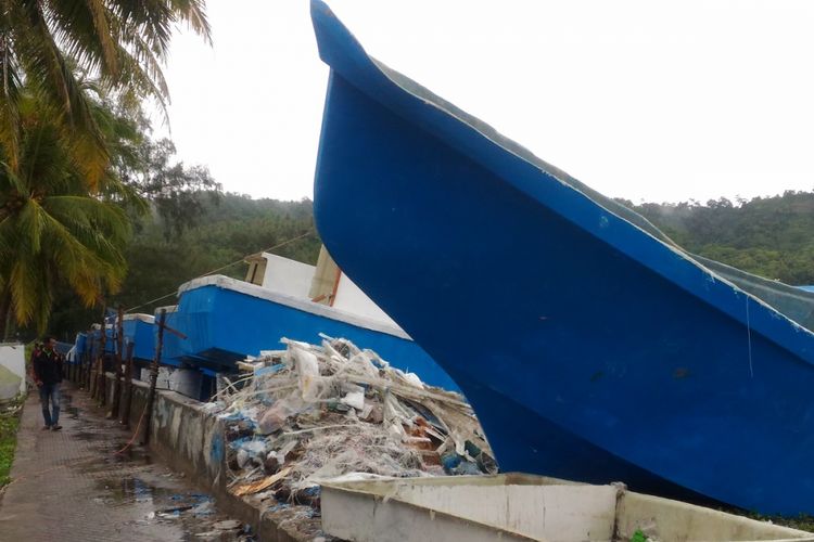 Pemerintah menyediakan perahu berbahan fiber glass untuk kelompok-kelompok nelayan di Sabang, Nangroe Aceh Darussalam. Perahu yang tengah dibuat badannya tersebut akan dilengkapi dengan mesin buatan Jepang. Para nelayan di Teluk Balohan, Sabang juga dilibatkan dalam proses pembuatan perahu tersebut, Sabtu (2/12/2017).