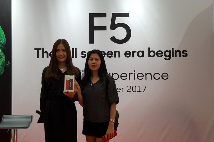 Kiri-kanan: Marketing Director Oppo Indonesia, Alinna Wen; dan pemesan pertama Oppo F5 6GB, Aini, Kamis (7/12/2017), berfoto bersama di Oppo Store Emporium Pluit Mall, Jakarta.
