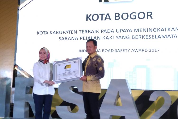 Walikota Bogor Bima Arya terima penghargaan IRSA di Jakarta, Kamis (7/12/2017).