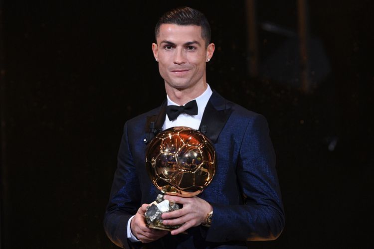 Cristiano Ronaldo saat meraih gelar Ballon dOr 2017.