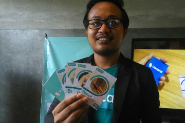 Danang Riyadi saat menunjukan kartu Vocard