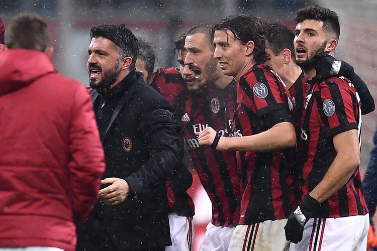 Pelatih AC Milan, Gennaro Gattuso (kiri), melakukan selebrasi bersama para pemain setelah AC Milan menang 2-1 atas Bologna dalam pertandingan Serie A di San Siro, Minggu (10/12/2017).