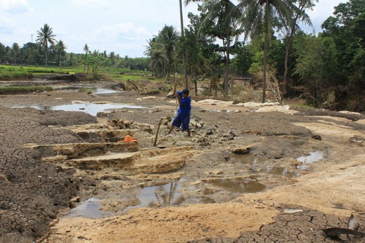 Petani yang kehilangan sawah menjadi batu cadas akibat banjir di Desa Bejiharjo, Karangmojo, Gunungkidul.