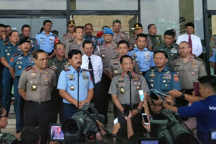 Kepala Kepolisian RI (Kapolri) Jenderal Tito Karnavian dan Panglima TNI Marsekal Hadi Tjahjanto saat memberikan keterangan pers seusai acara silaturahim di Markas Besar TNI, Cilangkap, Jakarta Timur, Senin (11/12/2017).