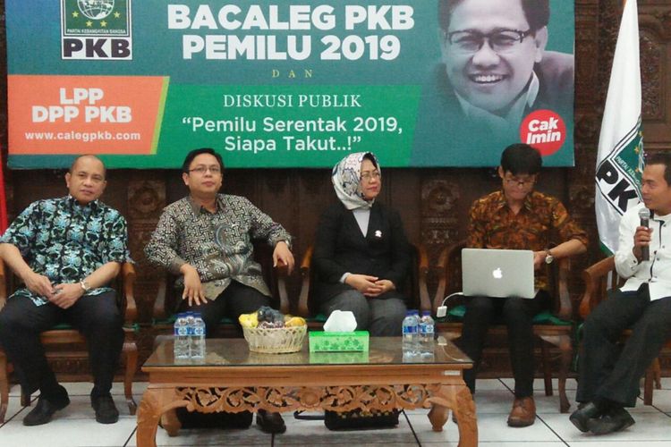 Direktur Eksekutif Indikator Politik Indonesia Burhanuddin Muhtadi (dua dari kiri) dalam diskusi di Graha Gus Dur, Partai Kebangkitan Bangsa (PKB), Jakarta, Senin (11/12/2017).