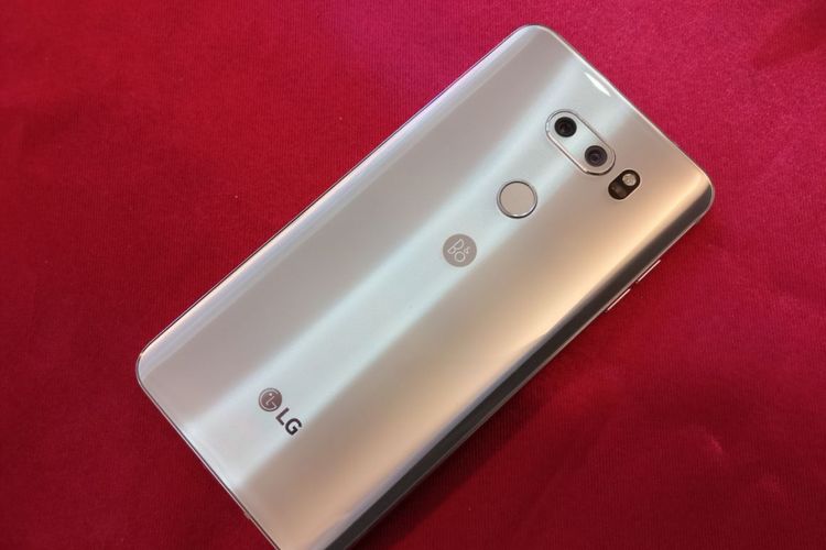 Bagian belakang LG V30 Plus, terdapat sensor pemindai sidik jari, lensa dual-camera, dan lampu LED flash.