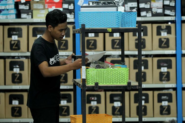 Pekerja menyelesaikan pesanan barang-barang pelanggan saat Hari belanja Online Nasional (Harbolnas) di gudang Zalora di Cibitung, Bekasi, Jawa Barat, Selasa (12/12/2017). Perayaan 12.12 Harbolnas adalah salah satu kampanye terpenting Zalora dalam rangka memberikan penawaran diskon terbaik, sekaligus membuktikan kepada pelanggan bahwa mereka dapat menikmati pengalaman berbelanja online terbaik bersama Zalora.