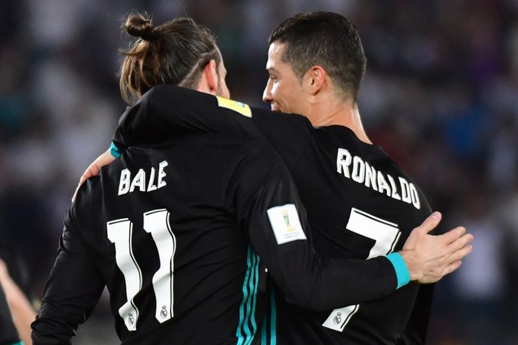Gareth Bale (kiri) dan Cristiano Ronaldo merayakan gol Real Madrid ke gawang Al Jazira pada partai semifinal Piala Dunia Antarklub di Stadion Zayed Sports City, Abu Dhabi, Kamis (14/12/2017) dini hari WIB.
