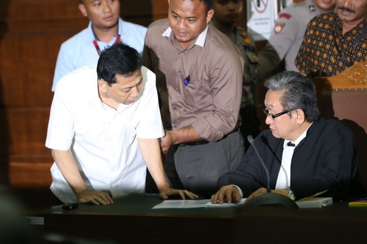 Setya Novanto memasuki ruang sidang di Gedung Pengadilan Tipikor, Jakarta, Rabu (13/12/2017).