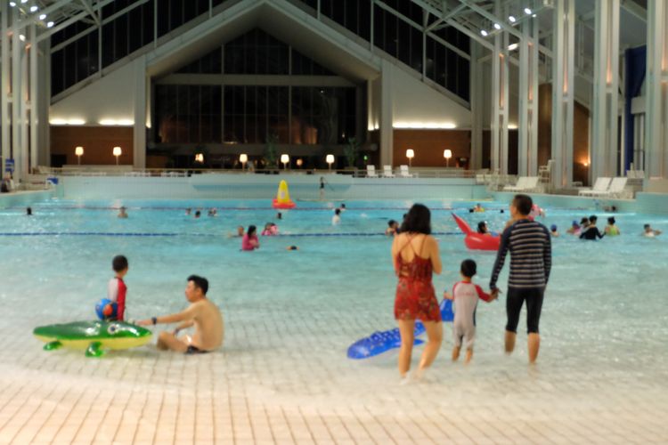 Mina Mina Beach, kolam renang arus dalam ruang terbesar di Hokkaido, Jepang.