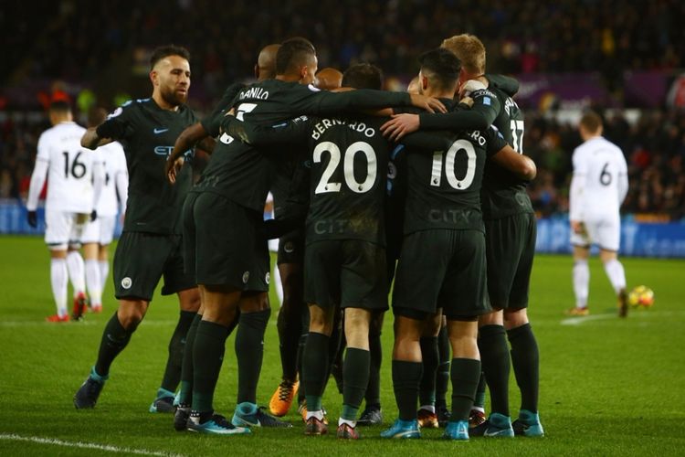 Para pemain Manchester City merayakan gol yang dicetak David Silva dalam laga Liga Inggris kontra Swansea City di Stadion Liberty, Swansea, pada 13 Desember 2017.