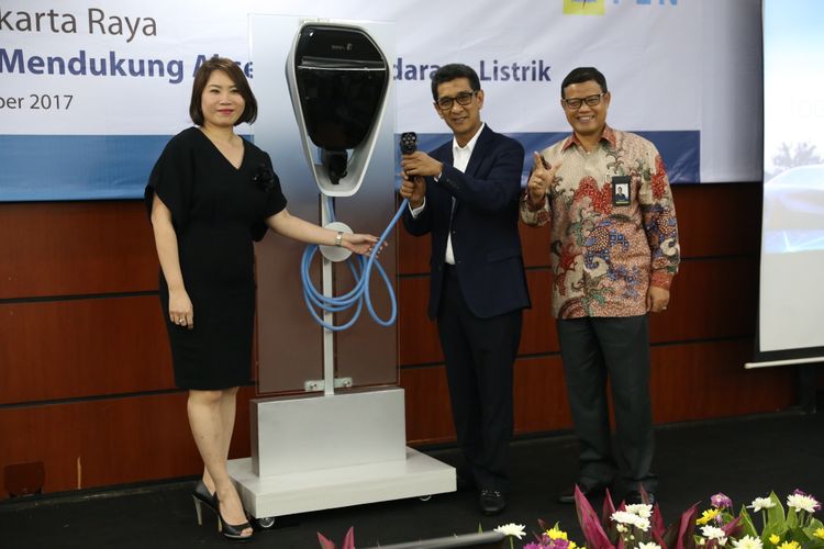 Presiden Direktur BMW Group Indonesia, Karin Lim (kiri) dan General Manager PLN Distribusi Jakarta Raya, Ikhsan Asaad (tengah) foto bersama saat acara kick off pengembangan charging stasion SPLU di Kantor PLN Disjaya, Gambir, Jakarta Pusat, Kamis (14/12/2017). PLN Distribusi Jakarta Raya (Disjaya) menargetkan 1000 SPLU (Stasiun penyedia listrik umum) untuk mempemudah kebutuhan listrik masyarakat di tempat umum.