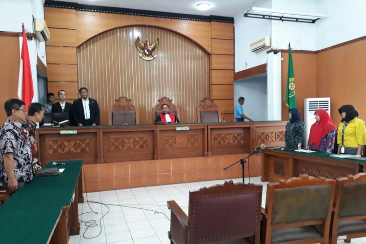 Hakim Kusno, hakim tunggal praperadilan menyatakan, gugatan praperadilan yang diajukan Ketua nonaktif DPR Setya Novanto terhadap Komisi Pemberantasan Korupsi gugur. Kamis (14/12/2017)