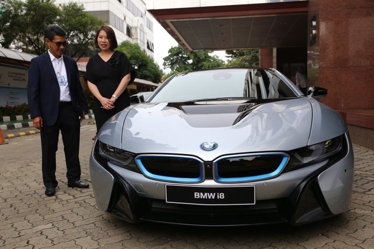 Presiden Direktur BMW Group Indonesia, Karin Lim (kanan) dan General Manager PLN Distribusi Jakarta Raya, Ikhsan Asaad foto bersama di samping mobil BMW i8 saat acara kick off pengembangan charging stasion SPLU di Kantor PLN Disjaya, Gambir, Jakarta Pusat, Kamis (14/12/2017). PLN Distribusi Jakarta Raya (Disjaya) menargetkan 1000 SPLU (Stasiun penyedia listrik umum) untuk mempemudah kebutuhan listrik masyarakat di tempat umum.