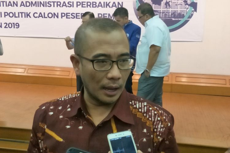 Komisioner KPU Hasyim Azhari saat memberikan keterangan di kantor KPU, Jakarta Pusat, Kamis (14/12/2017).