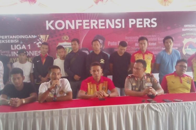 Tim Bayangkara Football Club bersama Kapokda NTB, Brigjen Pol Firli, dalam jumpa pers di kediaman Kapolda NTB