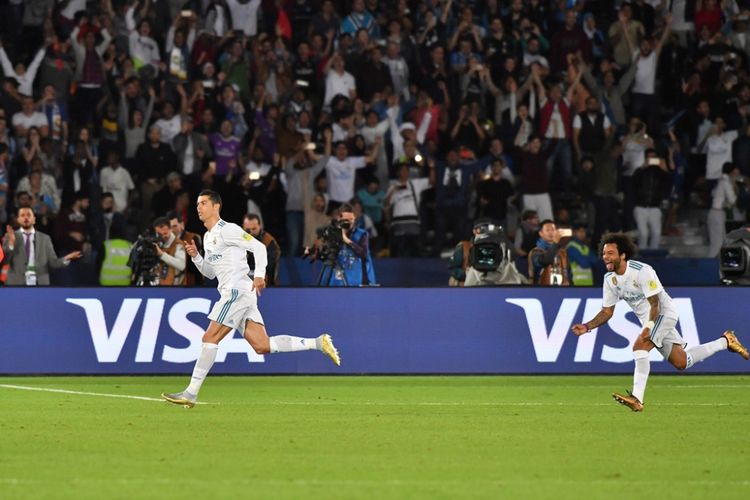 Cristiano Ronaldo (kiri) merayakan gol Real Madrid ke gawang Gremio pada partai final Piala Dunia Antarklub di Stadion Syeikh Zayed Sports Club, Abu Dhabi, Sabtu (16/12/2017) waktu setempat.