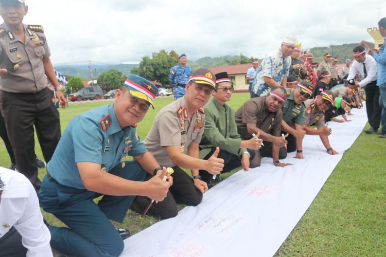 Kapolda Papua Irjen Pol Boya Rafli Amar bersama unsur gabungan TNI, Pemerintah dan masyarakat menandatangani kain putih,  sebagai wujud kebersamaan dalam menciptakan Pilkada yang damai di Papua