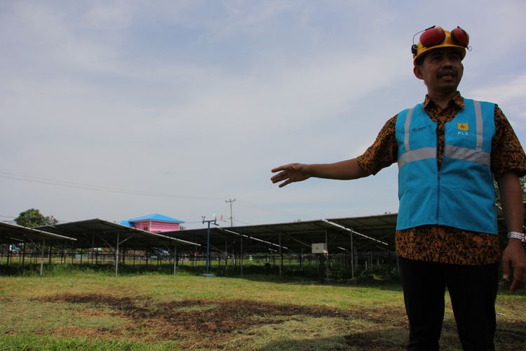 Manager SDM dan Umum PLN Kanwil Riau Kepri, Dwi Suryo Abdullah menunjukan mesin PLTS yang ada di Pulau Sugi Bawah Moro Kabupaten Karimun. Saat ini PLN akan memanfaatkan PLTS untuk penerangan di Pulau Terluar Terdepan dan tertinggal