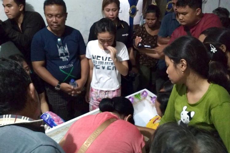 Isak tangis menyambut jenazah Marchela Gumansalangi (5), korban terseret arus sungai di Manado.