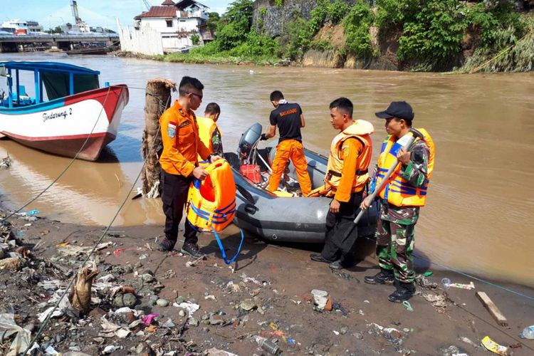 Tim Basarnas Manado bersiap melakukan pencarian terhadap dua bocah yang terseret arus sungai di Manado, Minggu (17/12/2017)