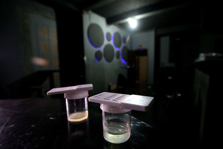 Alat drug test di Diskotek MG International Club di Tubagus Angke, Jakarta Barat, Senin (18/12/2017). Tim BNNP dan BNN melakukan penggrebekan pada Minggu (17/12/2017) setelah terindikasi terdapat pabrik narkotika jenis shabu dan ekstasi cair yang terdapat di diskotek tersebut.