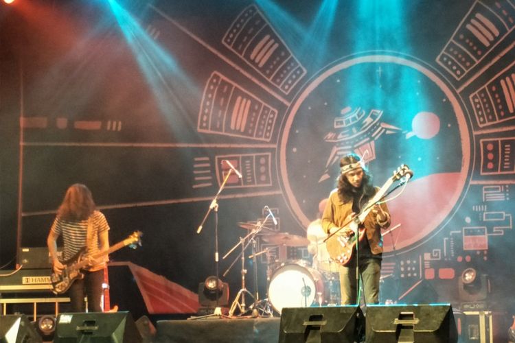 Kelompok Penerbang Roket menggelar konser sekaligus melakukan rekaman secara live dalam acara bertajuk A Night at Schouwburg di Gedung Kesenian Jakarta, Jakarta Pusat, Minggu, (17/12/2017) malam. 