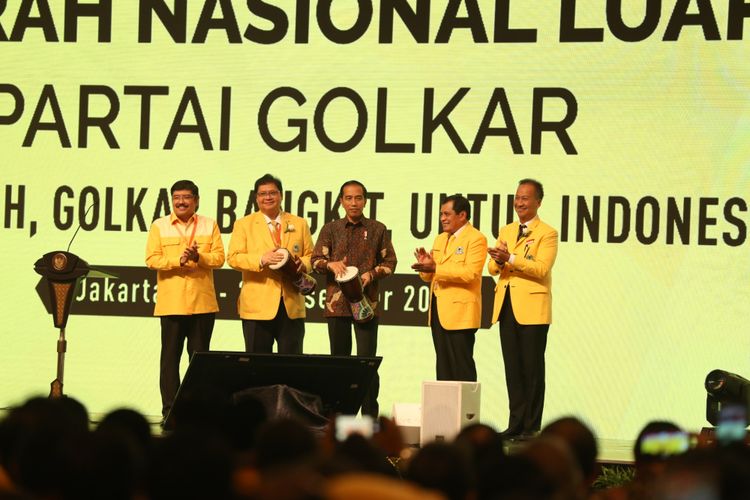 Presiden Joko Widodo (tengah) bersama pimpinan DPP Partai Golkar membuka membuka Musyawarah Nasional Luar Biasa (Munaslub) Partai Golkar di JCC, Senayan, Jakarta, Senin (18/12/2017). Munaslub ini dilakukan untuk memilih ketua umum baru Partai Golkar yaitu Airlangga Hartarto untuk menggantikan Setya Novanto yang menjadi tersangka kasus pidana korupsi KTP elektronik.