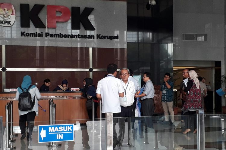 Sekjen Kementerian Agraria dan Tata Ruang/Badan Pertanahan Nasional (ATR/BPN), M Noor Marzuki (baju putih kaca mata), menghadiri diskusi dengan pihak KPK, di gedung KPK, Kuningan, Jakarta. Senin (18/12/2017).