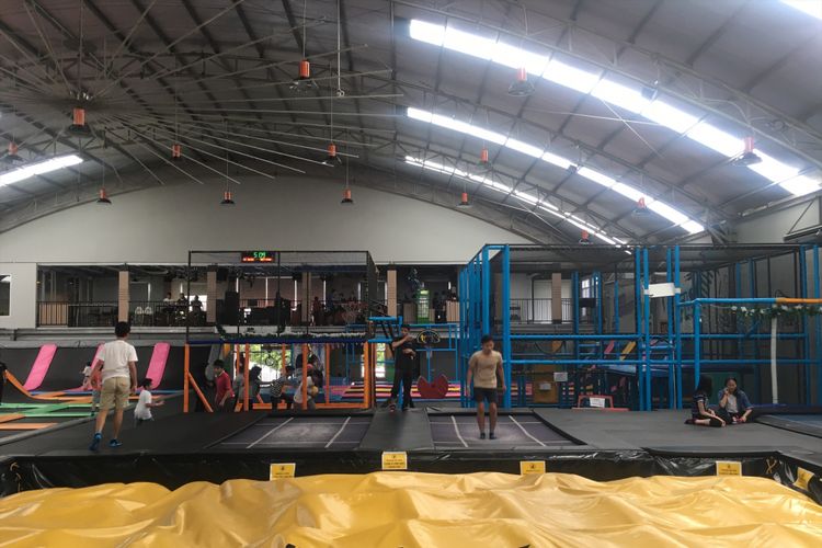 Tempat bermain trampoline dalam ruangan di Bounce Street Asia, Kelapa Gading, Jakarta Utara, Selasa (19/12/2017).