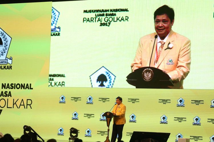 Airlangga Hartarto memberikan sambutan saat acara Musyawarah Nasional Luar Biasa (Munaslub) Partai Golkar di JCC, Senayan, Jakarta, Senin (18/12/2017). Munaslub ini dilakukan untuk memilih ketua umum baru Partai Golkar yaitu Airlangga Hartarto untuk menggantikan Setya Novanto yang menjadi tersangka kasus pidana korupsi KTP elektronik.