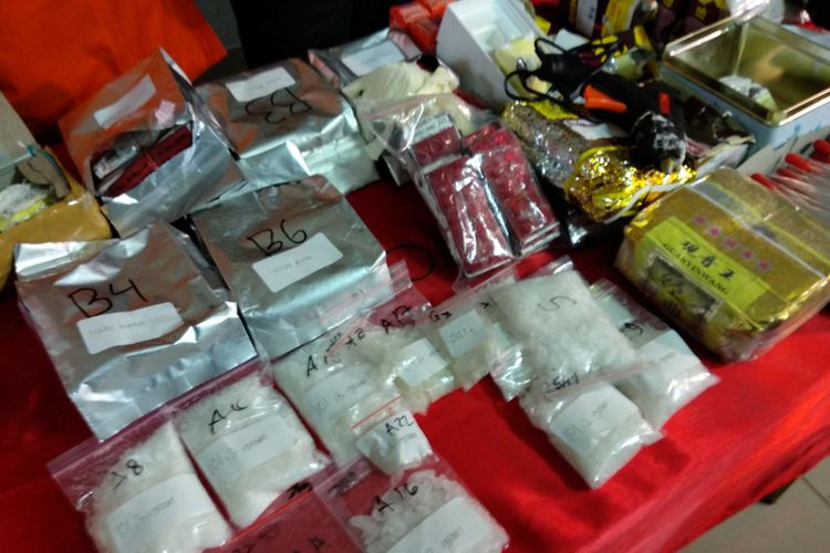 Pihak kepolisian menunjukkan barang bukti narkotika jenis sabu dan ekstasi, Rabu (20/12/2017). Polisi mengungkap pabrik ekstasi dan sabu di apartemen Green Lake Sunter, Jakarta Utara. Modus yang digunakan dengan memasukkan narkoba ke dalam bungkus minuman kemasan.