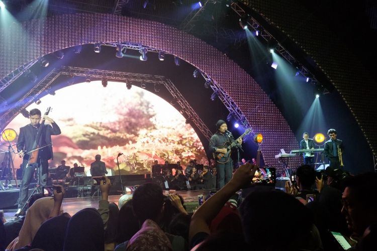 Payung Teduh tampil dalam konser Ayat Ayat Cinta 2 yang berlangsung di Jakarta Convention Center (JCC) Senayan, Jakarta Selatan, Rabu (20/12/2017) malam.