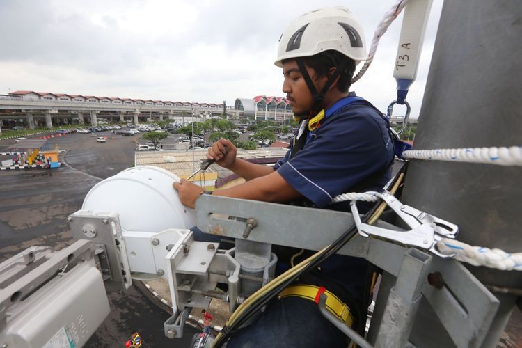 Ilustrasi: Teknisi PT XL Axiata Tbk ( XL Axiata ) melakukan pemeriksaan terhadap perangkat telekomunikasi di salah satu monopole di area Terminal 2 Bandar Udara Soekarno Hatta, tangerang, Banten, beberapa waktu lalu.