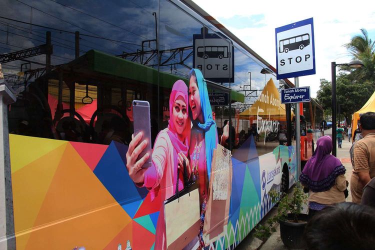 Bus Tanah Abang Explorer siap beroperasi di Jalan Jatibaru, Tanah Abang, Jakarta, Jumat (22/12/2017). Sehubung keputusan Gubernur DKI Jakarta Anies Baswedan, ruas jalan di depan stasiun ditutup untuk kendaraan bermotor pada pukul 08.00-18.00 WIB.